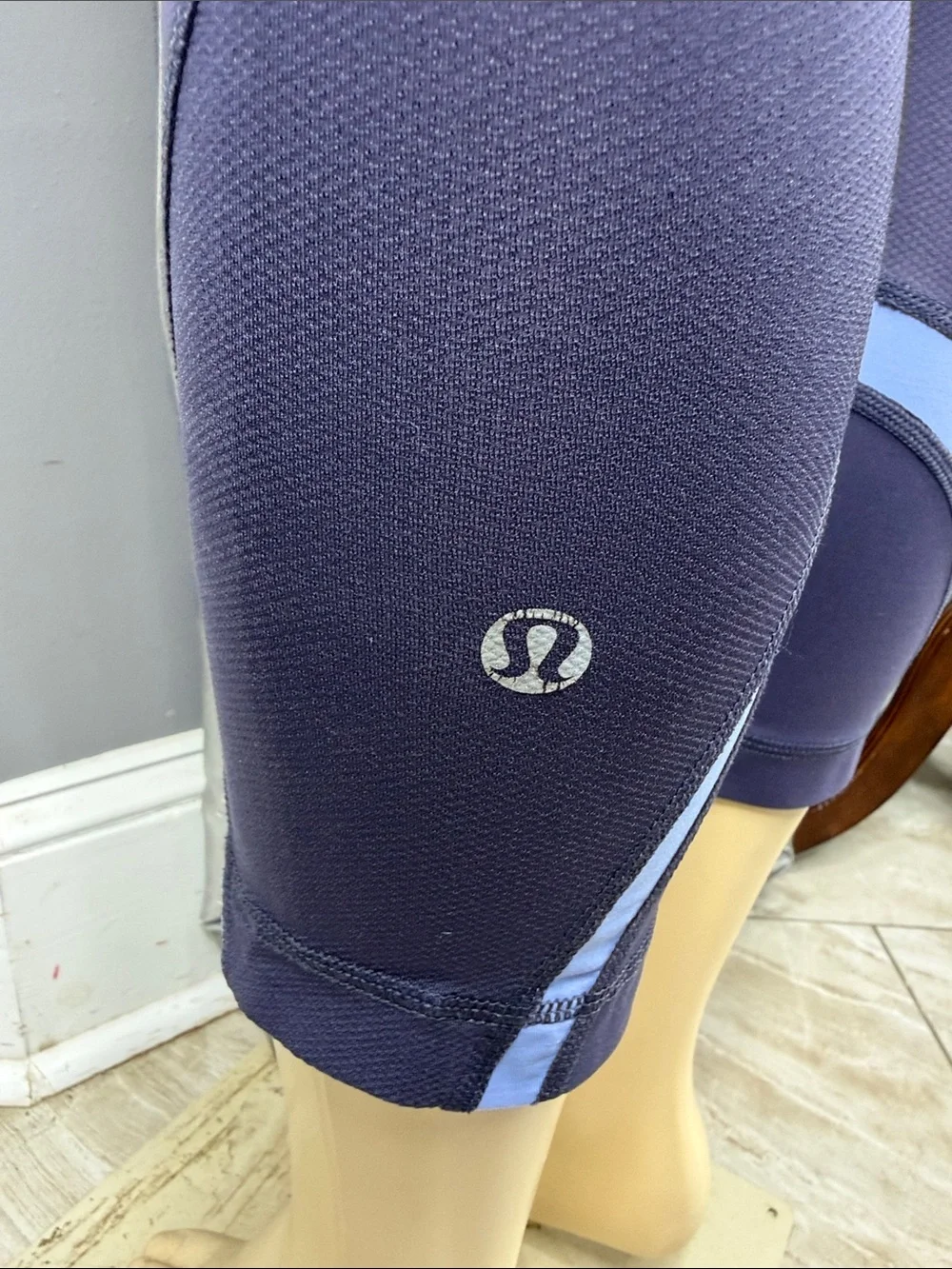 Lululemon Women’s Sz 8 Purple Capri Leggings / Light Blue Accents Missing Tag - Picture 3 of 8